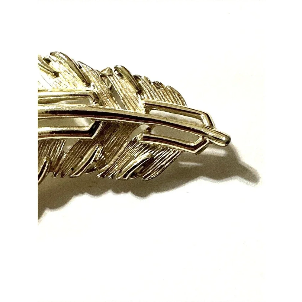 Vintage LISNER Feather Brooch Plume Pale Gold Silver Tone Mid Century Modern Pin